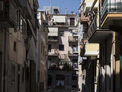 Giriamo a sinistra su via Giulio Petroni, trafficata arteria dalle quali partono stradine come via Jaja, caratterizzate da vecchie case colorate appiccicate l�una all�altra...